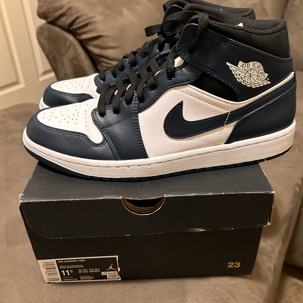 Retro Jordan’s mid Shoes are in great condition only worn about 4 times